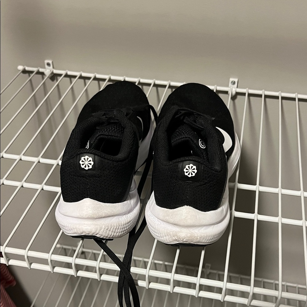 Nike Women's Black and White Athletic Shoes - Picture 2 of 6
